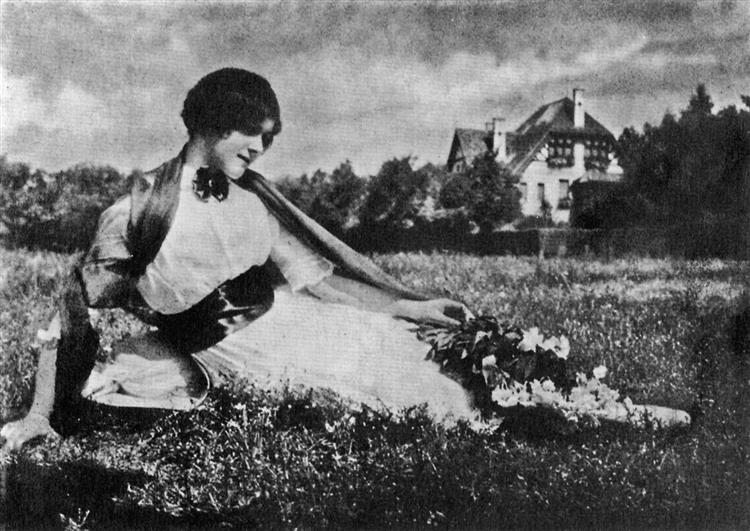 Junge Frau Auf Einer Wiese. Gummidruck, Deutschland Um 1900, 1900 - Nicola Perscheid