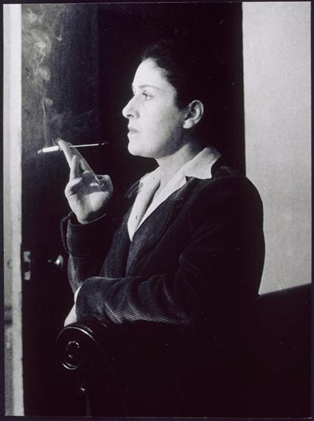 Dora Maar avec un fume-cigarette, dans son salon, rue de Savoie, Paris, 1944 - Brassai