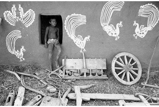Wall decorations on a farmer's house, Rajasthan, 1976 - Jyoti Bhatt