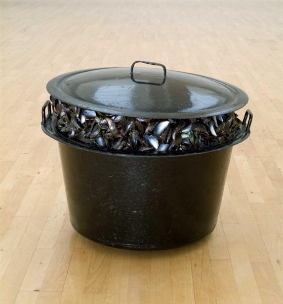 Large Pot of Mussels, 1966 - Марсель Бротарс