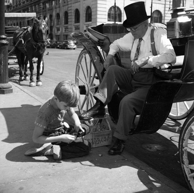 New York (Boy Shining Shoes), July 1952, 1952 - 薇薇安·迈尔